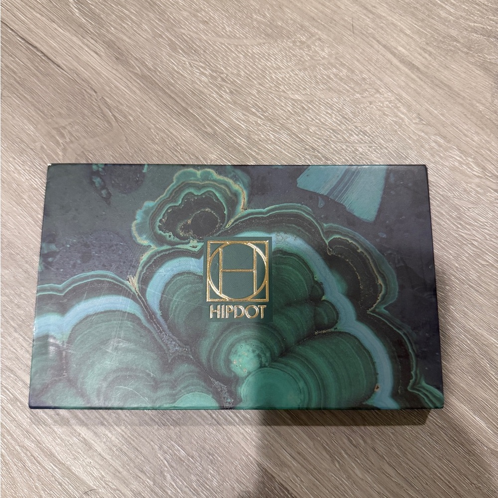 HIPDOT Green and Black Eyeshadow Palette